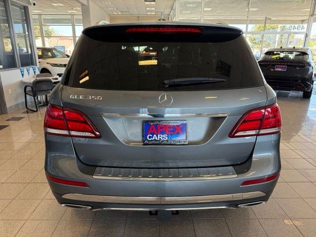 Mercedes-Benz GLE Vehicle Full-screen Gallery Image 04