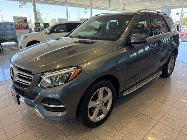 Mercedes-Benz GLE Vehicle Full-screen Gallery Image 05
