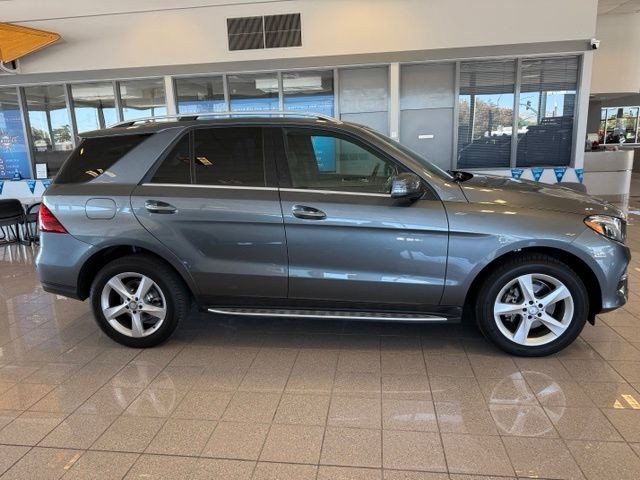 Mercedes-Benz GLE Vehicle Full-screen Gallery Image 06
