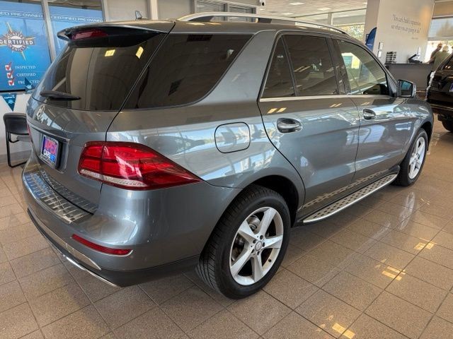 Mercedes-Benz GLE Vehicle Full-screen Gallery Image 07