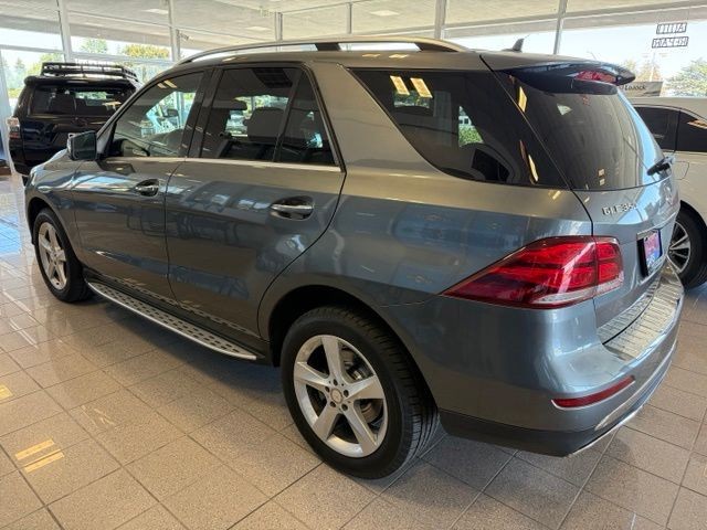 Mercedes-Benz GLE Vehicle Full-screen Gallery Image 08