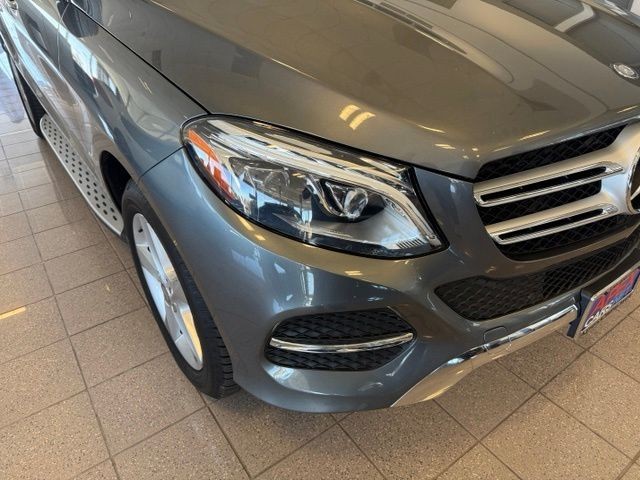 Mercedes-Benz GLE Vehicle Full-screen Gallery Image 10