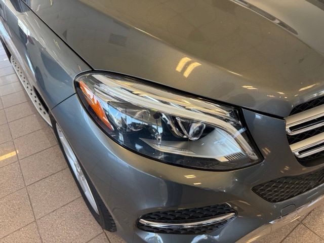 Mercedes-Benz GLE Vehicle Full-screen Gallery Image 11