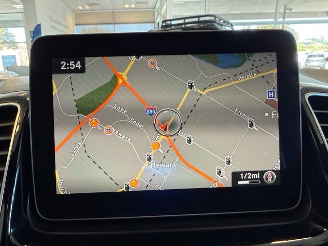 Mercedes-Benz GLE Vehicle Full-screen Gallery Image 15