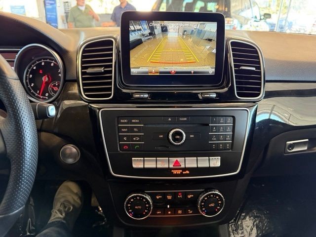 Mercedes-Benz GLE Vehicle Full-screen Gallery Image 17