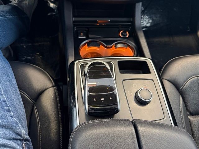 Mercedes-Benz GLE Vehicle Full-screen Gallery Image 18