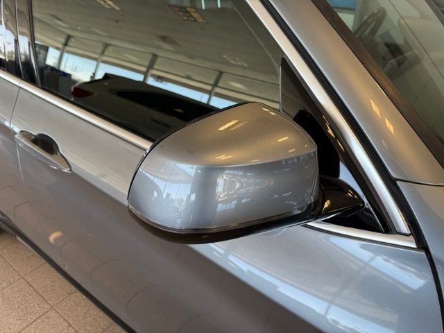 BMW X5 Vehicle Full-screen Gallery Image 15