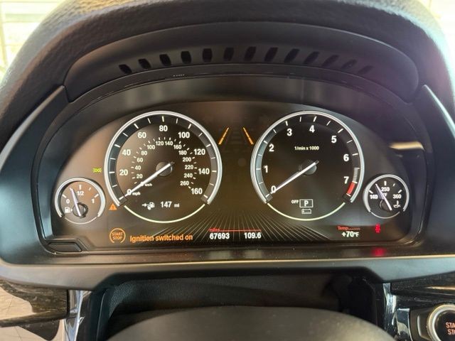 BMW X5 Vehicle Full-screen Gallery Image 17