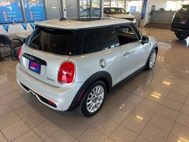 MINI Cooper Hardtop Vehicle Full-screen Gallery Image 02