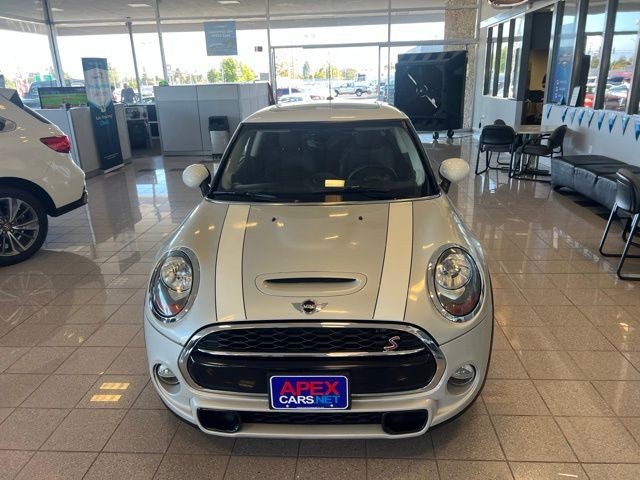 MINI Cooper Hardtop Vehicle Full-screen Gallery Image 03