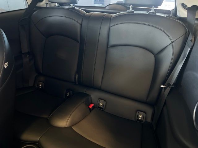 MINI Cooper Hardtop Vehicle Full-screen Gallery Image 05