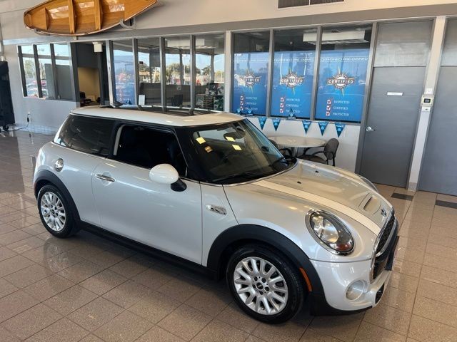 MINI Cooper Hardtop Vehicle Full-screen Gallery Image 07