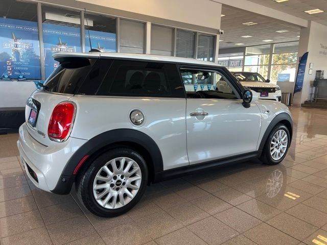 MINI Cooper Hardtop Vehicle Full-screen Gallery Image 08