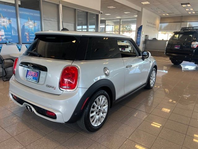 MINI Cooper Hardtop Vehicle Full-screen Gallery Image 09