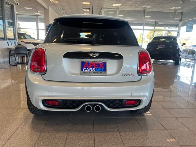 MINI Cooper Hardtop Vehicle Full-screen Gallery Image 11