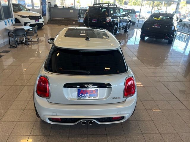 MINI Cooper Hardtop Vehicle Full-screen Gallery Image 12