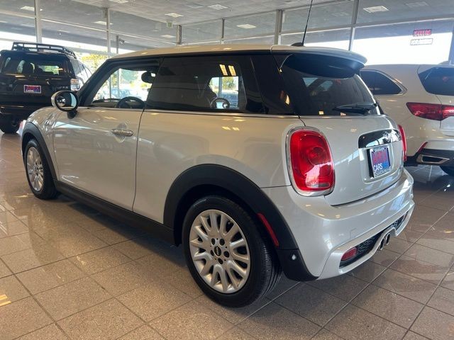 MINI Cooper Hardtop Vehicle Full-screen Gallery Image 14