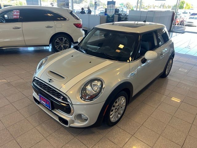 MINI Cooper Hardtop Vehicle Full-screen Gallery Image 16