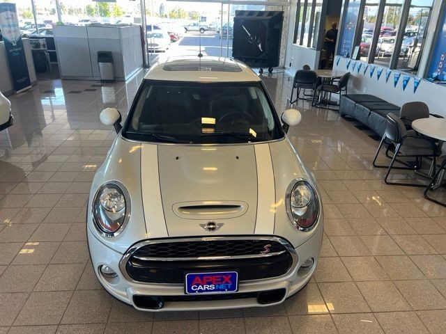 MINI Cooper Hardtop Vehicle Full-screen Gallery Image 18