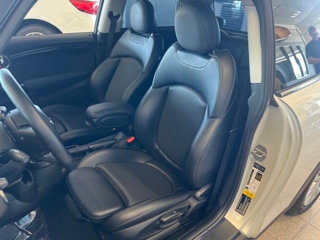 MINI Cooper Hardtop Vehicle Full-screen Gallery Image 19