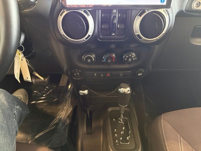 Jeep Wrangler Unlimited Vehicle Full-screen Gallery Image 15