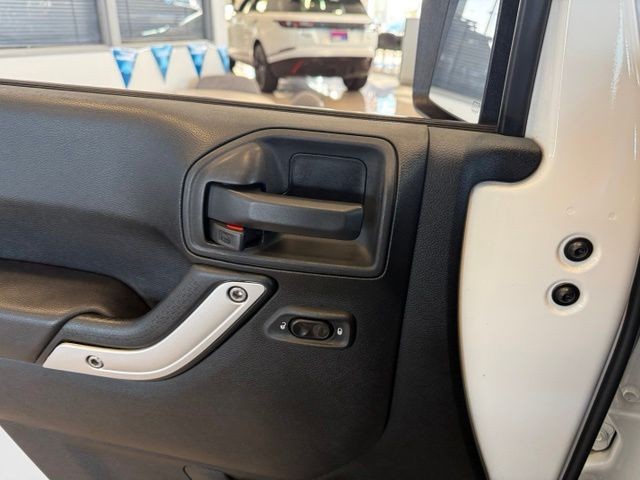 Jeep Wrangler Unlimited Vehicle Full-screen Gallery Image 18