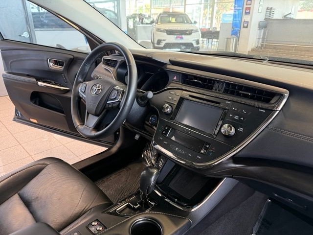 Toyota Avalon Hybrid Vehicle Full-screen Gallery Image 03