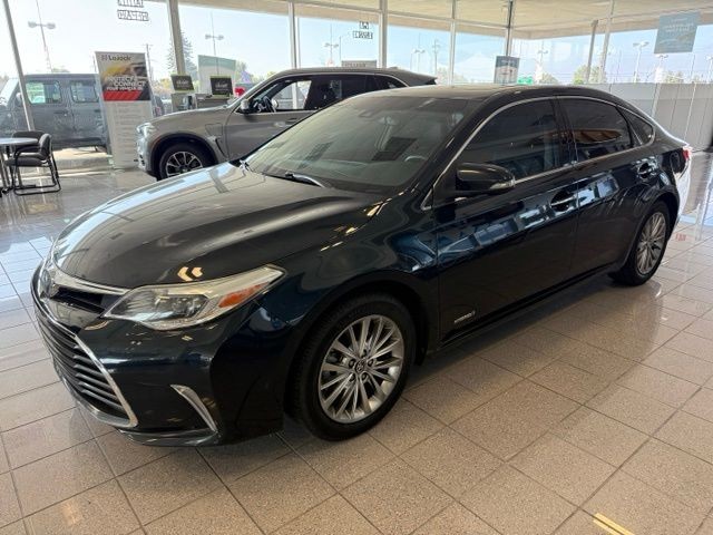 Toyota Avalon Hybrid Vehicle Full-screen Gallery Image 09