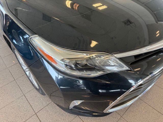Toyota Avalon Hybrid Vehicle Full-screen Gallery Image 12