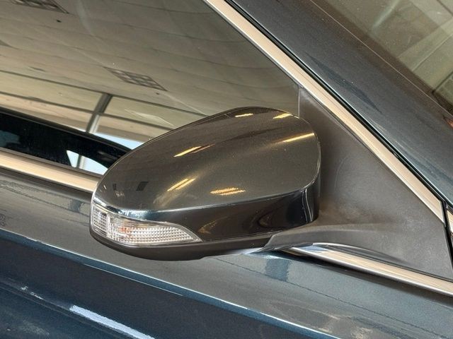 Toyota Avalon Hybrid Vehicle Full-screen Gallery Image 14
