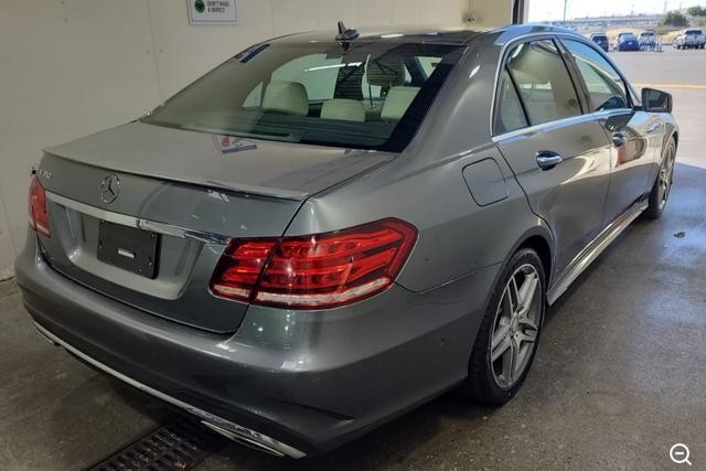 Mercedes-Benz E-Class Vehicle Full-screen Gallery Image 03