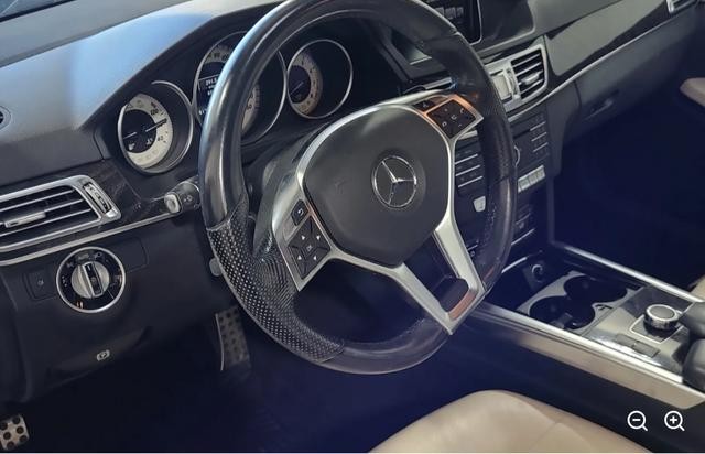 Mercedes-Benz E-Class Vehicle Full-screen Gallery Image 04