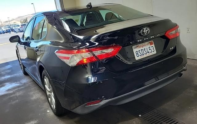 Toyota Camry Vehicle Full-screen Gallery Image 02