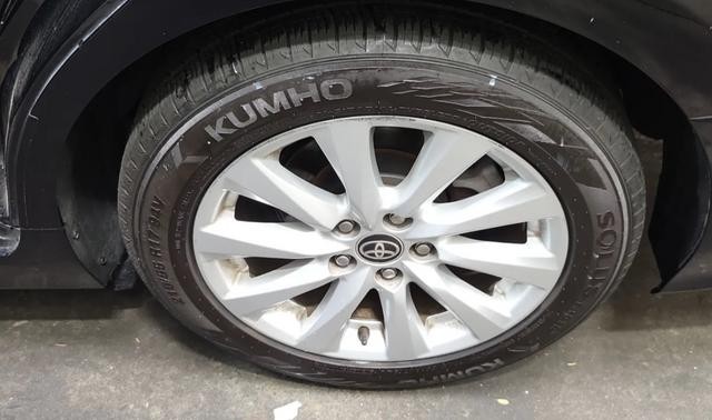 Toyota Camry Vehicle Full-screen Gallery Image 04