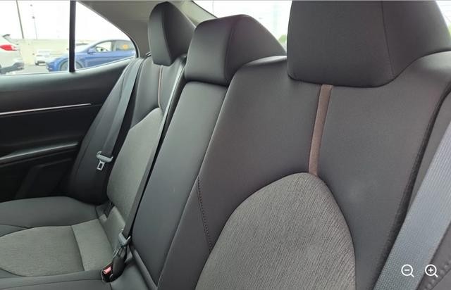 Toyota Camry Vehicle Full-screen Gallery Image 05