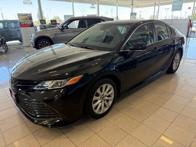 Toyota Camry Vehicle Full-screen Gallery Image 06