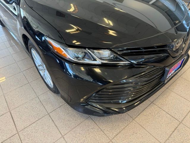 Toyota Camry Vehicle Full-screen Gallery Image 08