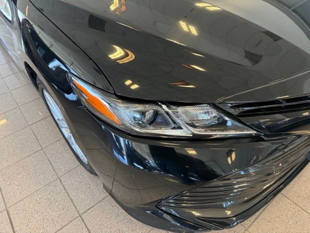 Toyota Camry Vehicle Full-screen Gallery Image 09