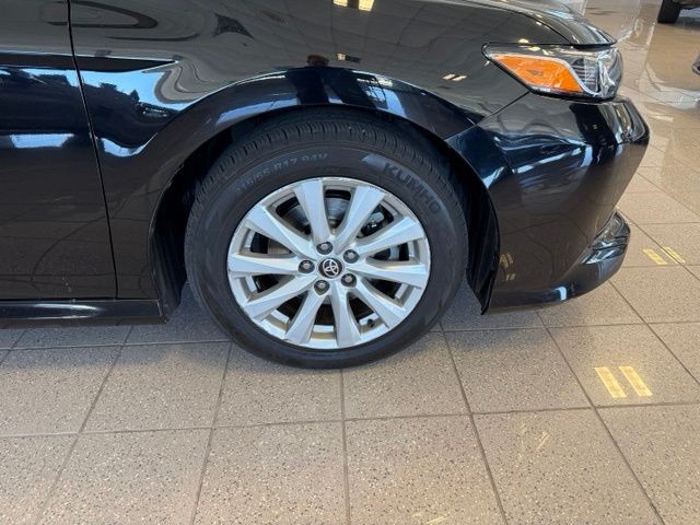 Toyota Camry Vehicle Full-screen Gallery Image 10