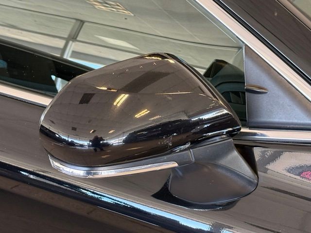 Toyota Camry Vehicle Full-screen Gallery Image 11