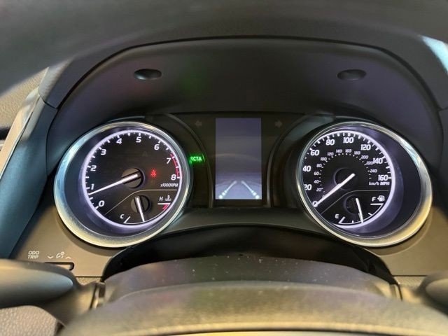 Toyota Camry Vehicle Full-screen Gallery Image 13