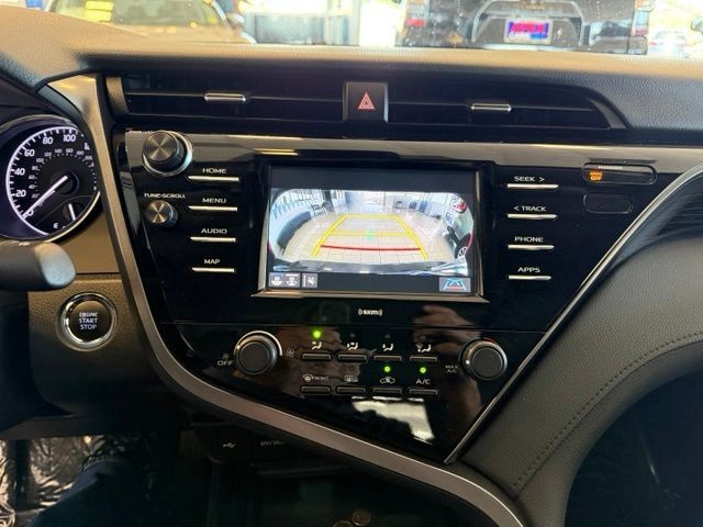 Toyota Camry Vehicle Full-screen Gallery Image 15