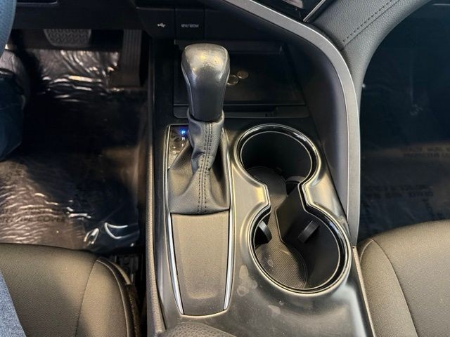 Toyota Camry Vehicle Full-screen Gallery Image 16