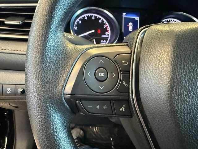 Toyota Camry Vehicle Full-screen Gallery Image 18