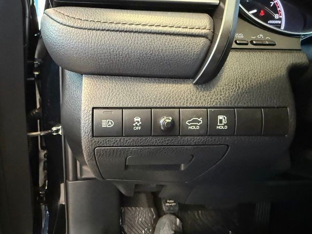 Toyota Camry Vehicle Full-screen Gallery Image 19
