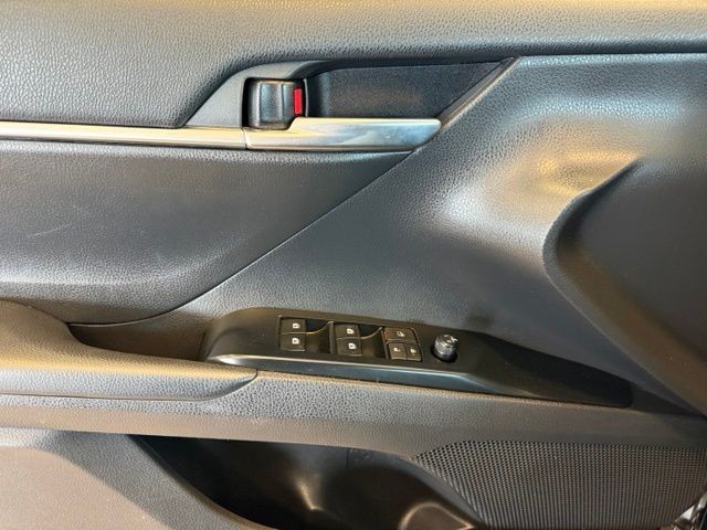 Toyota Camry Vehicle Full-screen Gallery Image 20