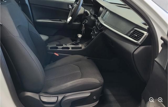 Kia Optima Vehicle Full-screen Gallery Image 04