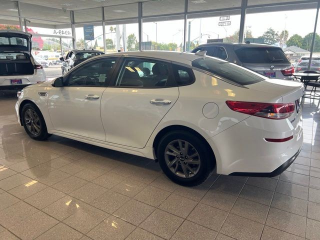 Kia Optima Vehicle Full-screen Gallery Image 15