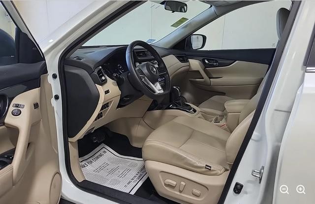 Nissan Rogue Vehicle Full-screen Gallery Image 04
