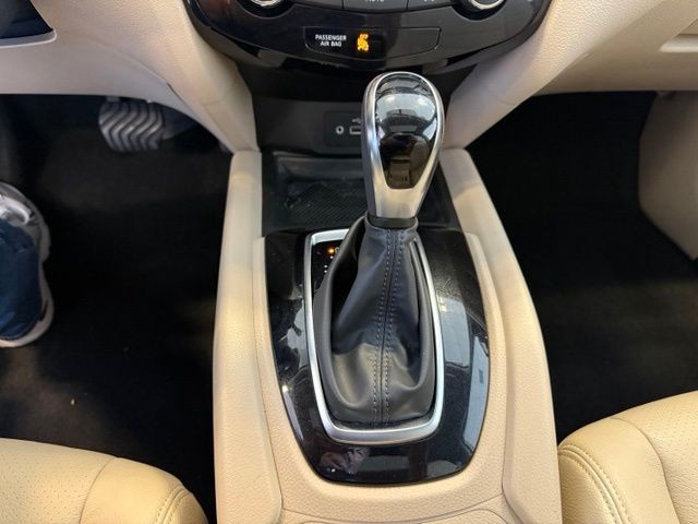 Nissan Rogue Vehicle Full-screen Gallery Image 16